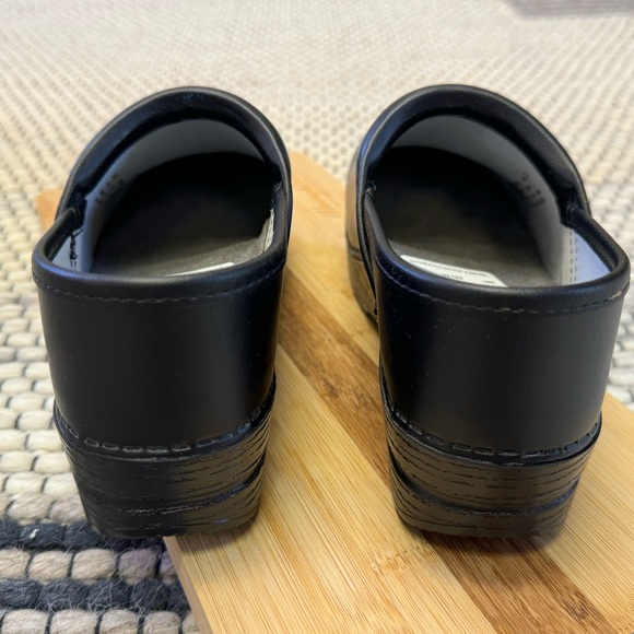 Dansko Professional Black Leather Clog Size EU 37 or US 6.5-7 - Picture 6 of 8